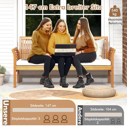 Dřevěná zahradní lavice s měkkými poduškami sedáku a ergonomickým opěradlem, venkovní lavice