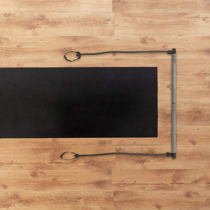 Pilatesstange mit Widerstandsbändern