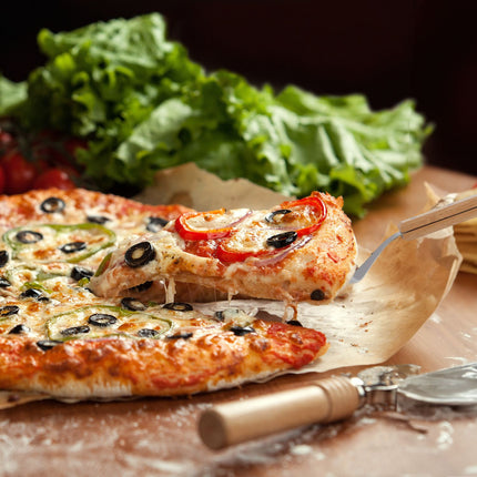 Lopata na pizzu se světle hnědou dřevěnou rukojetí