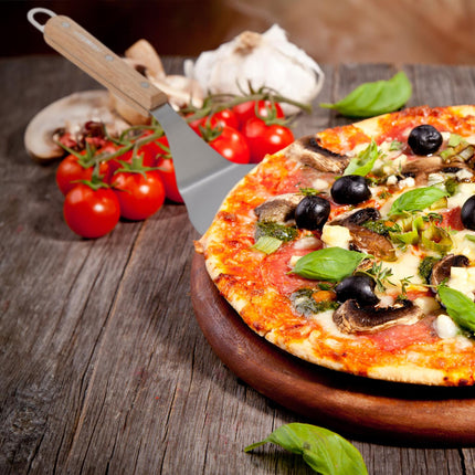Lopata na pizzu se světle hnědou dřevěnou rukojetí