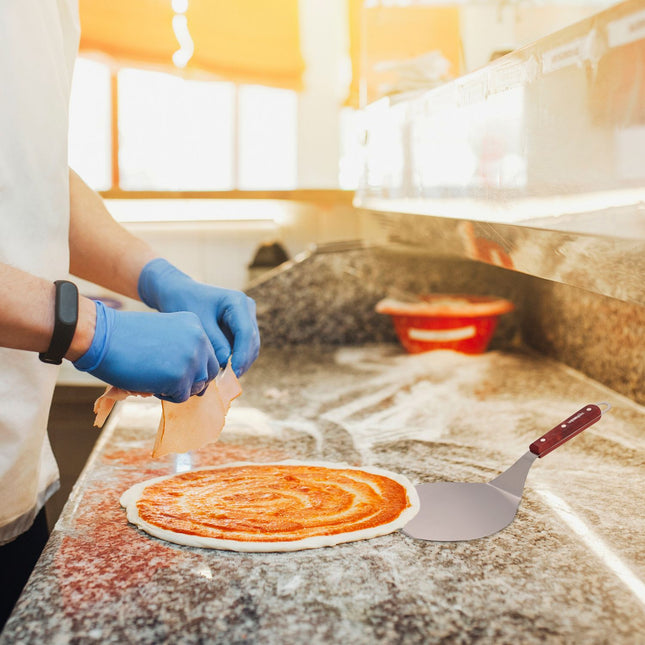 Lopata na pizzu s červenohnědou dřevěnou rukojetí