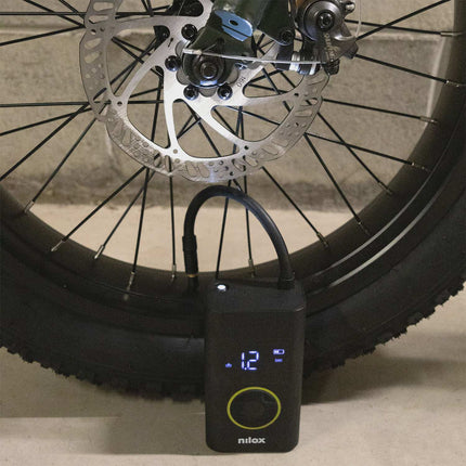 Přenosný vzduchový kompresor, 150 PSI, baterie 4000mAh