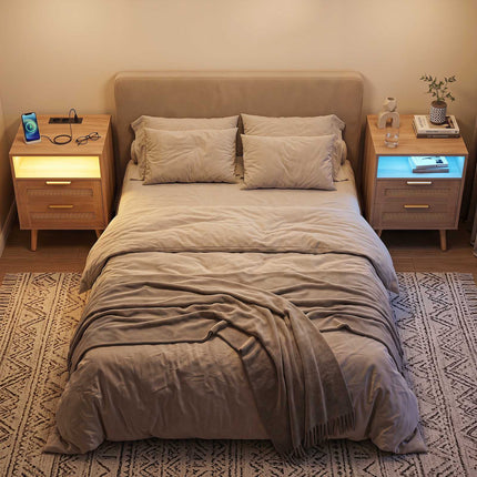 Ratanový dřevěný noční stolek s LED, 2 zásuvky, USB porty