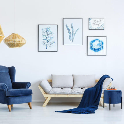 Hocker aus blauem Samt