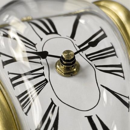 Surreální zlaté stolní hodiny – prohnutý design Dalí