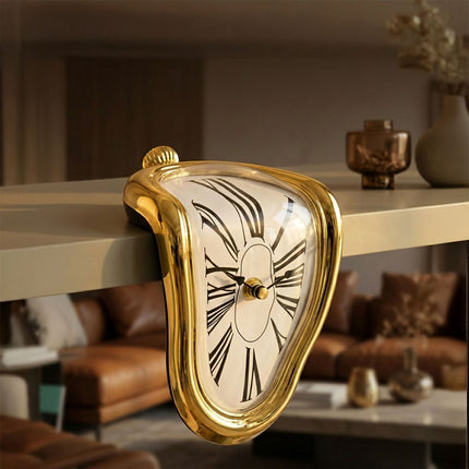 Surreální zlaté stolní hodiny – prohnutý design Dalí