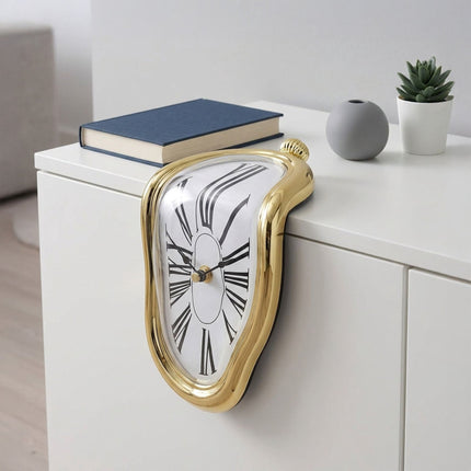 Surreální zlaté stolní hodiny – prohnutý design Dalí