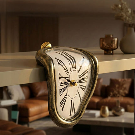 Surrealistické bronzové stolní hodiny – prohnutý design, 16 cm
