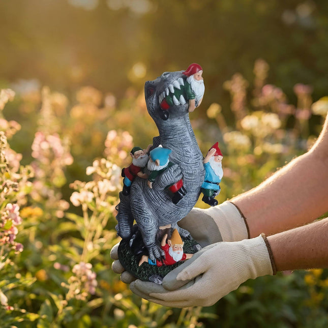 Zahradní dekorace T-Rex požírající trpaslíky, polyresin, 28,5 cm