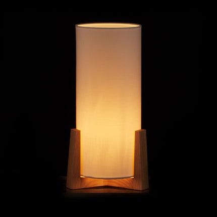 Stolní lampa s dřevěnou podstavou