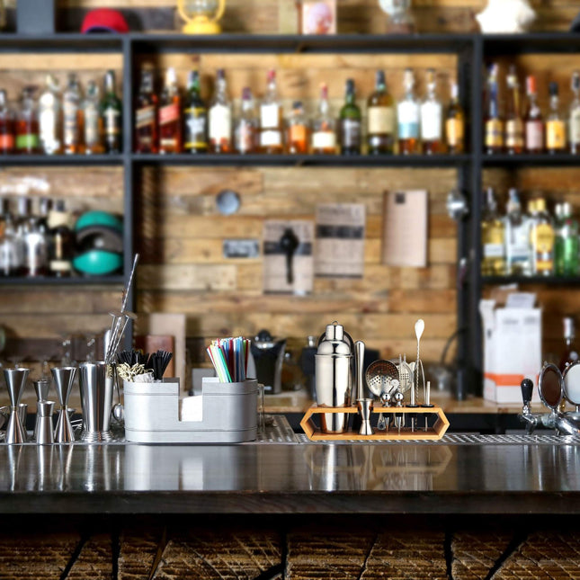 das 16-teilige Cocktail-Set mit Ständer